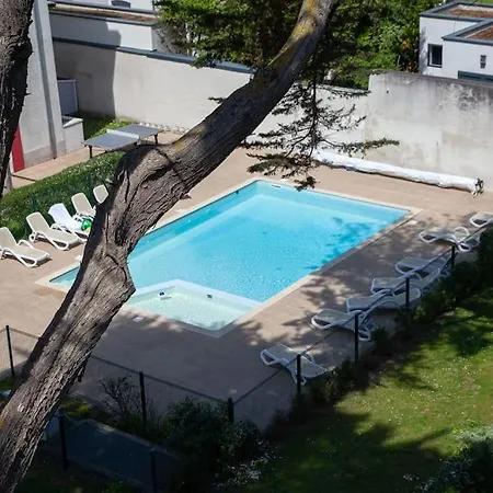 Vue Avec Piscine Et Parking